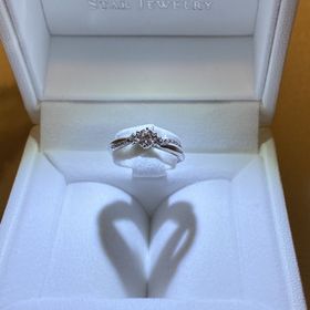 【STAR JEWELRY(スタージュエリー)の口コミ】 真ん中の1粒ダイヤだけではなく、
サイドにも散りばめられている婚約指輪…