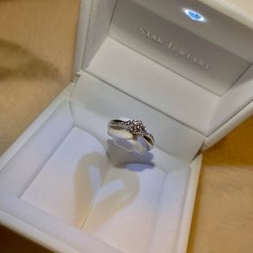 【STAR JEWELRY(スタージュエリー)の口コミ】 デザインが気に入り購入しました。
太過ぎず、端までダイヤモンドが散りば…
