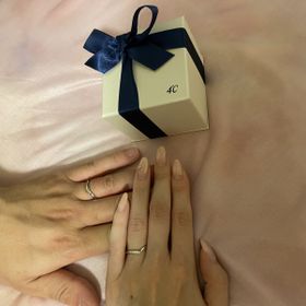 【4℃ BRIDAL(ヨンドシーブライダル)の口コミ】 いろいろ試してつけさせていただきましたが、指輪のデザインが、V字が手が…
