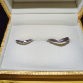 【ケイウノ ブライダル(K.UNO BRIDAL)の口コミ】 自分たちの指の形に合いそうなものにしました。何種類も店舗で納得いくま…