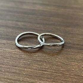 【LUCIE(ルシエ)の口コミ】 わたしは指が太いので、少しでも細見えするデザインを、夫は普段アクセサ…