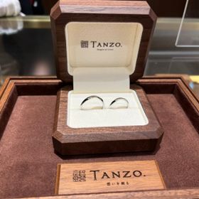 【TANZO.(鍛造指輪)の口コミ】 箱が木箱で一本の木から作られているのでオリジナルのデザインになってい…