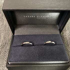 【ラザール ダイヤモンド(LAZARE DIAMOND)の口コミ】 シンプルなデザインですが、男性用も動きがあって2人で着けるとペア感が出…