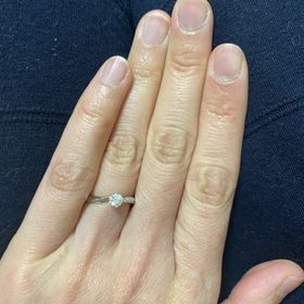 【4℃ BRIDAL(ヨンドシーブライダル)の口コミ】 デザインもダイアモンドの大きさも一番手が綺麗に見えるものでした。お店…