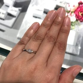 【ヴァンドーム青山(VENDOME AOYAMA)の口コミ】 私はストレートで、ダイヤモンドが3つ並んでいるスタイルが好みだったので…