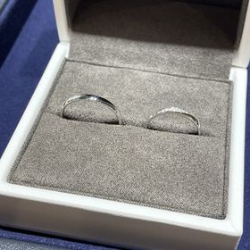 【Flowaves(フロウェーブス)の口コミ】 指輪のデザインがシンプルで、生活に馴染みやすく気に入ったため。男性用…