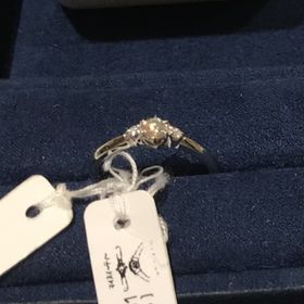 【canal4℃(カナルヨンドシー)の口コミ】 ストレートにダイヤが3石並んでいるデザインです。婚約指輪といえば1石の…