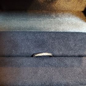 【ラザール ダイヤモンド(LAZARE DIAMOND)の口コミ】 指輪のデザインが気に入りました。派手すぎず、メレ状のダイヤが斜めに埋…