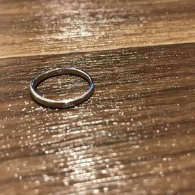 【アイプリモ(I-PRIMO)の口コミ】 シンプルなウェーブタイプです。
18号で指馴染みがとてもよい指輪です。
2…