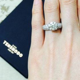 【天賞堂の口コミ】 婚約指輪を選ぶ基準として、一生モノなので憧れの大きなダイヤ付を望んで…