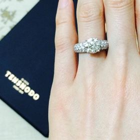 【天賞堂】の口コミ 婚約指輪を選ぶ基準として、一生モノなので憧れの大きなダイヤ付を望んでお...