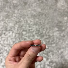 【SORA(ソラ)の口コミ】 指輪のベースが細身で付け心地が良く、デザインも2人の手や雰囲気に合って…