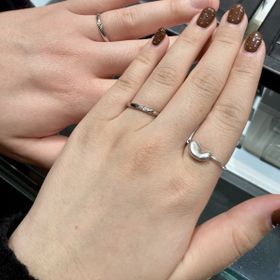 【ラザール ダイヤモンド(LAZARE DIAMOND)の口コミ】 斜めにメレダイヤがついてるのは、よくあるデザインですが
リング部分にラ…