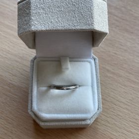 【STAR JEWELRY(スタージュエリー)の口コミ】 素材はプラチナで、ダイヤ一粒タイプのシンプルデザインを探していました…