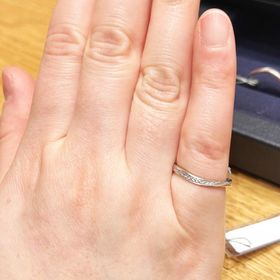 【EITO(エイト)の口コミ】 シンプルかつ日常に馴染むデザインのもので、ダイヤが多過ぎず埋め込んで…