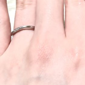 【TRECENTI(トレセンテ)の口コミ】 ウェーブデザインの指輪ですが、カットは角張っておりクールな印象を感じ…