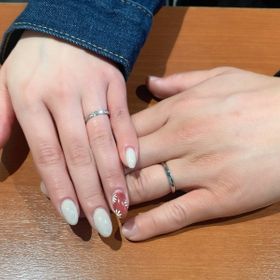 【ROYAL ASSCHER(ロイヤル・アッシャー)の口コミ】 ダイヤモンドの輝き。
指が綺麗に見えるデザイン。
プラチナ950で限りなく…