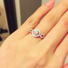 【ハリー・ウィンストン(Harry Winston)の口コミ】 一粒のダイヤよりも、結婚指輪と重ね付け出来て、デイリー使い出来るよう…