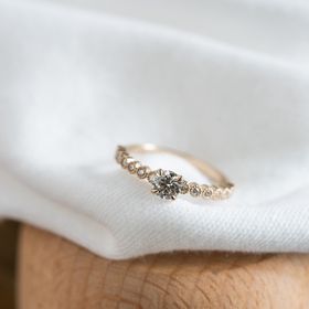 【Cayof(カヨフ)の口コミ】 デザインが可愛く一目惚れでした。いかにも婚約指輪といったデザインでは…