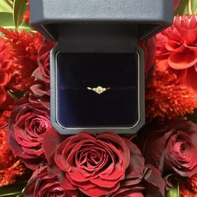 【銀座ダイヤモンドシライシの口コミ】 デザインはストレートで大きなダイヤの左右にメレダイヤが付いた王道な婚…