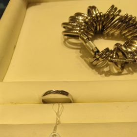 【Tis(ティス)】の口コミ とてもシンプルなデザインで、長く身につけていても飽きのこないデザインだ...