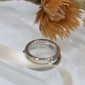 【鶴(mikoto)の口コミ】 他の人と被りたくなくて、シンプルだけど2人のこだわりがつまった指輪を探…