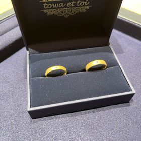 【towa et toi(トワエトワ)の口コミ】 指輪のマットな材質とダイヤモンドとブラックダイヤモンドが入っていて、…