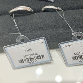 【GALA JEWELRY(ガラジュエリー)の口コミ】 女性用は斜めに入っているメレダイヤがキラキラしており素敵でした。男性…