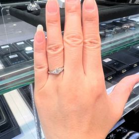 【GALA JEWELRY(ガラジュエリー)の口コミ】 この指輪のいいところは、デザインと品質及び価格です。ダイヤモンドは0.3…