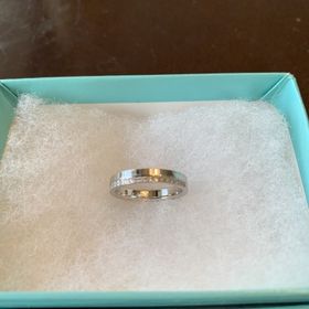 【銀座ダイヤモンドシライシの口コミ】 シンプルながら、メレダイヤモンドの輝きが綺麗で惹かれました。流線形の…