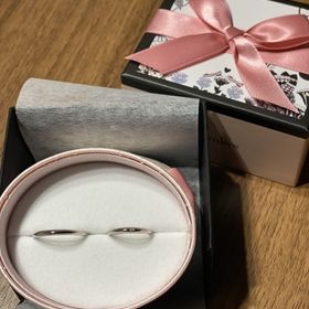 【insembre(インセンブレ)の口コミ】 夫は肌が弱くアトピー体質でもあり、指輪をしないタイプなので、細めのシ…