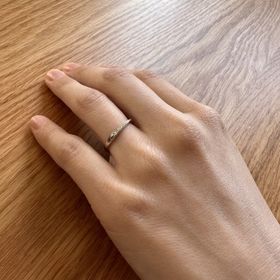 【銀座ダイヤモンドシライシの口コミ】 シンプルなデザインが欲しかったので、この指輪にしました。
長年着用する…