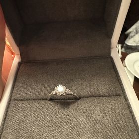 【COEUR D'OR(クゥドール)の口コミ】 希少なピンクダイヤモンドが装飾されていてデザインもエレガントであって…