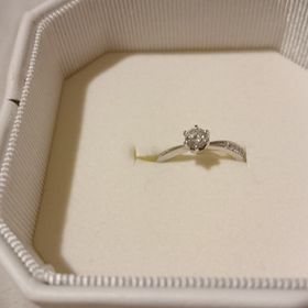 【4℃ BRIDAL(ヨンドシーブライダル)の口コミ】 S字ラインで指が細く見えるデザイン、
パヴェリングとして横に小さなダイ…