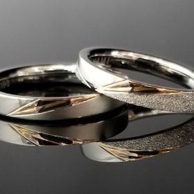 ピンクゴールドと特殊加工で煌めきある結婚指輪