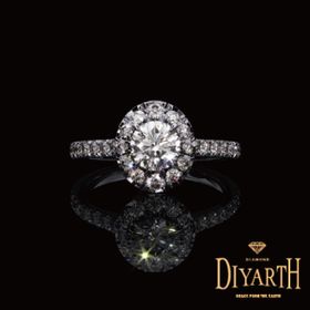 「CELEST」ダイヤモンドのグラデーション取巻きがエレガントな輝きを生む婚約指輪