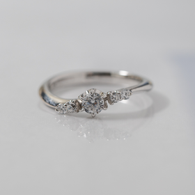 【Smith(工房スミス)】【オーダーメイド】柔らかいウェーブにシャトンががついた華やかなエンゲージリング