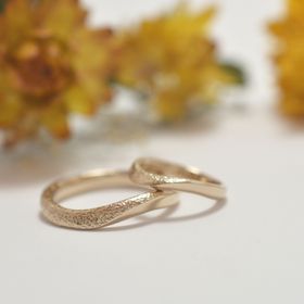 【隠れ家工房でつくる】逆Rのツイストとハンマー仕上げを組み合わせた結婚指輪