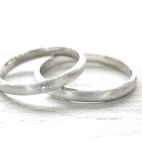 【手作り結婚指輪当日コース】ダイアモンドをセンターにセットした甲丸デザインヘアライン仕上げの手作り結婚指輪