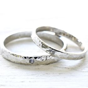 【手作り結婚指輪当日コース】プラチナ900の平打ちデザインに当工房オリジナルのキラキラの細かな槌目模様（みなも仕上げ）を施した素敵な結婚指輪です。