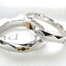 【手作り結婚指輪デザインワックスコース】多面体のキラキラデザインに誕生石を3石セットした手作り結婚指輪