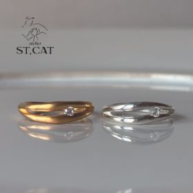 軽やかにダイヤが浮いて見えるよう、上下で挟み込んだ留め方【オーダー婚約指輪】Seashell