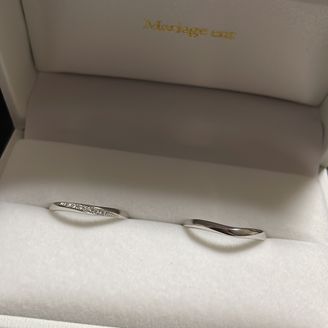 【Quand de Mariage(クワンドゥマリアージュ)】の口コミ シンプルにしようと決めて行ったのですが、着用してみると、ウェーブが指に...