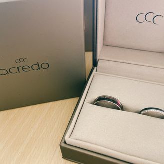 【acredo(アクレード)】の口コミ 指輪のデザインがあまり結婚指輪にはないカーボンを使っていて珍しく、かっ...