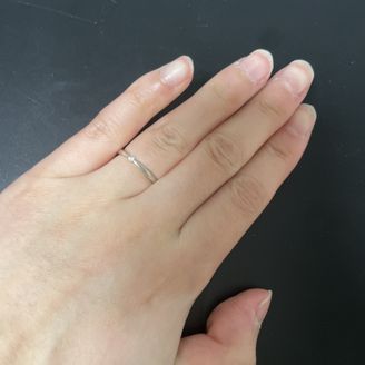 【サマンサティアラブライダル(Samantha Tiara Bridal)】の口コミ ダイヤが一つ埋め込まれており、角度が変わると反射してキラキラと綺麗に光...