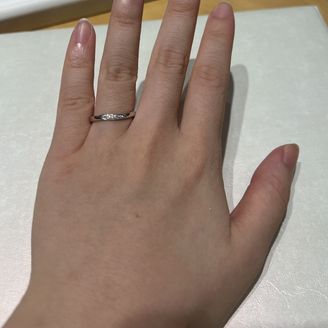 【MILK&Strawberry(ミルクアンドストロベリー)】の口コミ 婚約指輪として試着しました。緩やかにツイストしているデザインで、指輪自...
