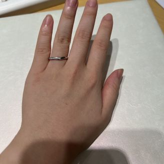 【MILK&Strawberry(ミルクアンドストロベリー)】の口コミ V字のデザインなので、手や指が華奢な人に似合うと思います。シンプルなの...