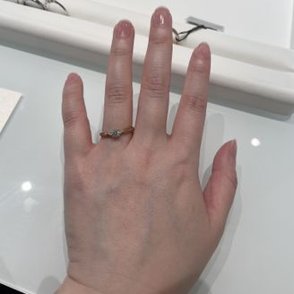 【NEUSPUR(ノイシュプール)】の口コミ メレが付いていて、かつここまで分かりやすくセンターダイヤに向かって細身...