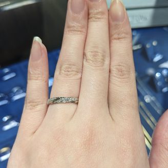 【ROYAL ASSCHER(ロイヤル・アッシャー)】の口コミ ロイヤルアッシャーのダイヤが綺麗なのでお店で見ましたが、シンプルなライ...