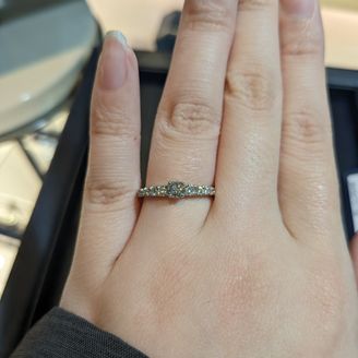 【ROYAL ASSCHER(ロイヤル・アッシャー)】の口コミ ゴージャスかつ白く輝くダイヤモンドが印象的なリングです。中央のダイヤが...